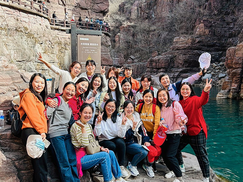 人(rén)間(jiān)最美(měi)三月(yuè)天，巾帼齊聚，春日(rì)有(yǒu)約!